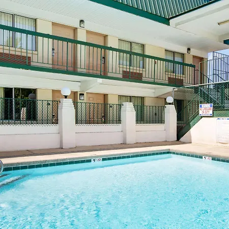 Super 8 By Wyndham Downtown Area Motel