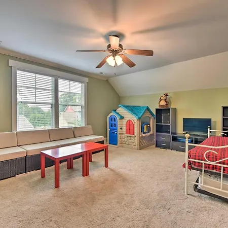 Holiday home 2 Mi To Dtwn: In Noda District Near Unc! Charlotte