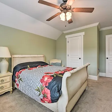 Holiday home 2 Mi To Dtwn: In Noda District Near Unc! Charlotte