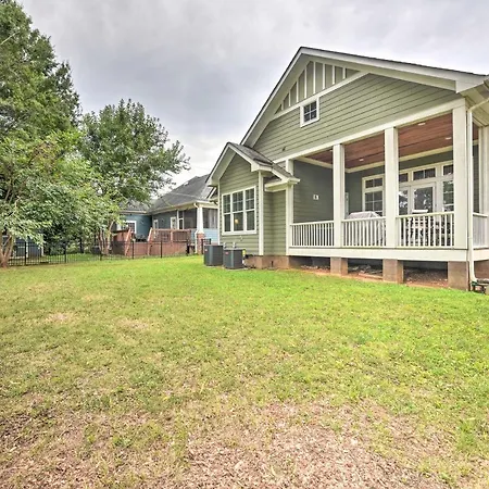 Holiday home 2 Mi To Dtwn: In Noda District Near Unc! Charlotte
