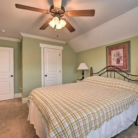 Holiday home 2 Mi To Dtwn: In Noda District Near Unc! Charlotte