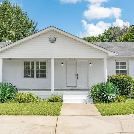 Charming, Cozy Close To Uptown, Airport & Whitewater Center Holiday home