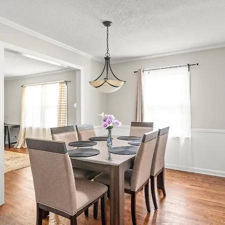 Charming, Cozy Close To Uptown, Airport & Whitewater Center Holiday home