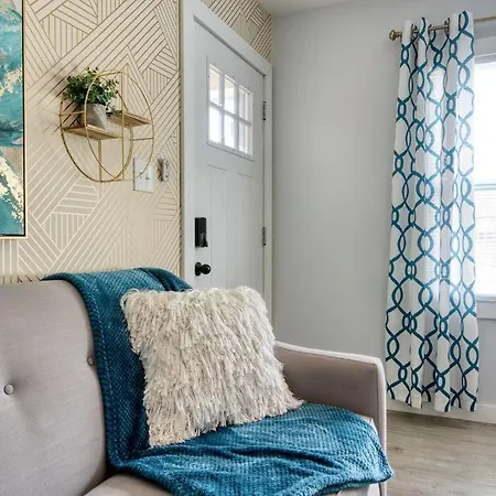 Apartment 2br 1ba Duplex House King Beds Great For Small Groups Close To Uptown Attractions *