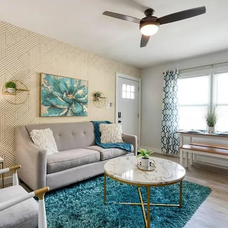2br 1ba Duplex House King Beds Great For Small Groups Close To Uptown Attractions Charlotte