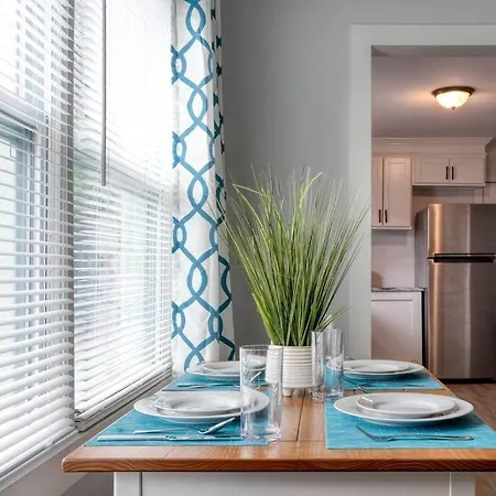 2br 1ba Duplex House King Beds Great For Small Groups Close To Uptown Attractions Apartment