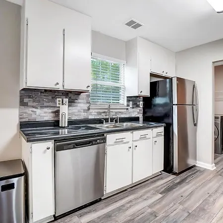 Homestay Cozy, 1-level - 5 Miles To Uptown Clt Charlotte