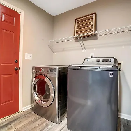 Homestay Cozy, 1-level - 5 Miles To Uptown Clt