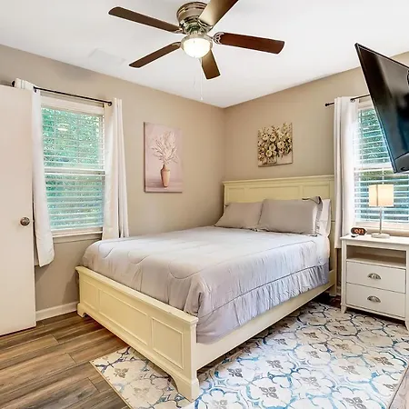 Homestay Cozy, 1-level - 5 Miles To Uptown Clt *