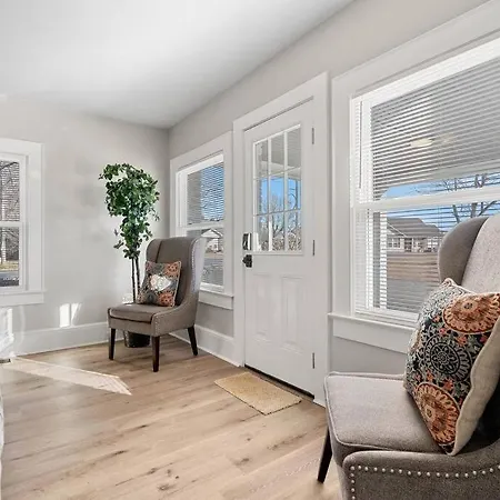Cozy 4b Retreat Near Uptown King Beds Sleeps 12 Holiday home