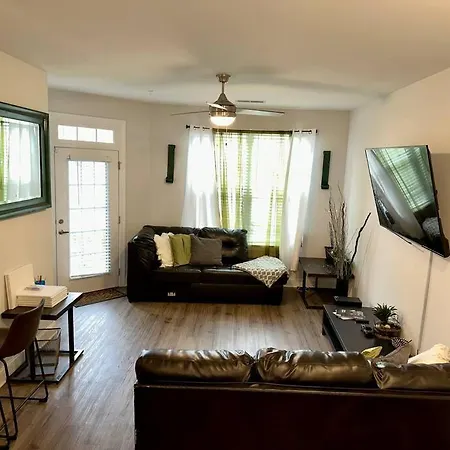 Luxury 1 Bedroom Apartment *