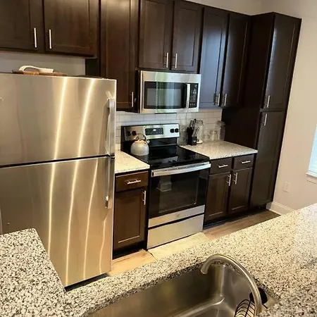 Luxury 1 Bedroom Apartment *