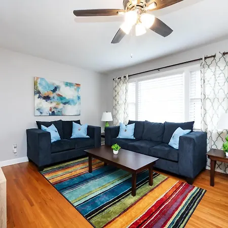 Roomy 3br 2 Bath Minutes To Uptown And Airport Ideal For Small Families Apartment *