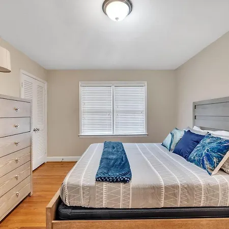 Spacious 2br Duplex - Near Uptown Holiday home *
