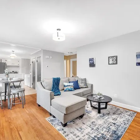 Spacious 2br Duplex - Near Uptown *