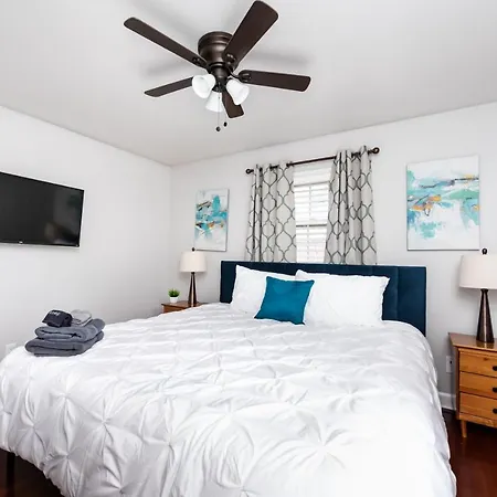 Roomy 3br 2 Bath Minutes To Uptown And Airport Ideal For Small Families Apartment *