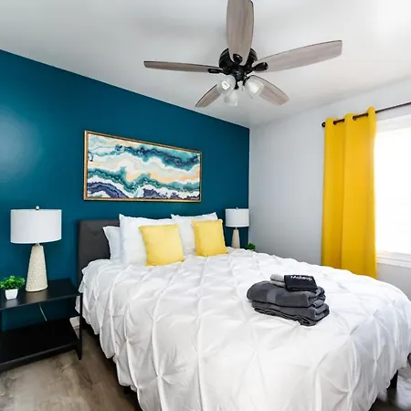 Roomy 3br 2 Bath Minutes To Uptown And Airport Ideal For Small Families Apartment