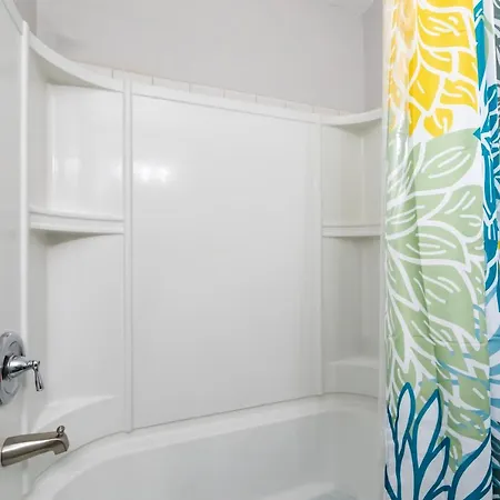 Roomy 3br 2 Bath Minutes To Uptown And Airport Ideal For Small Families Apartment *