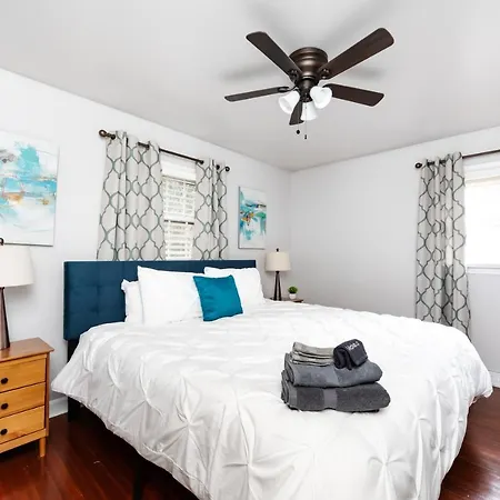 Roomy 3br 2 Bath Minutes To Uptown And Airport Ideal For Small Families Apartment *