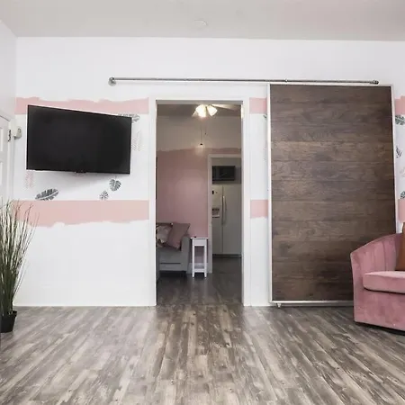 Convenient Colorful And Cozy Getaway *