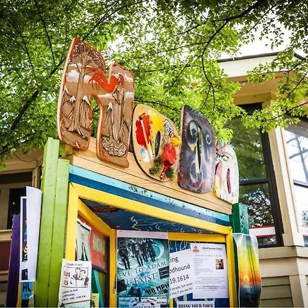 Convenient Colorful And Cozy Getaway Charlotte