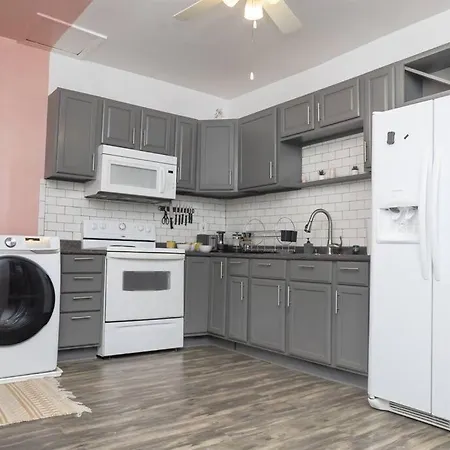 Convenient Colorful And Cozy Getaway Holiday home *