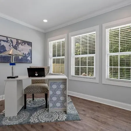 Cheerful 3 Bedroom-long Term Close To Uptown 3*