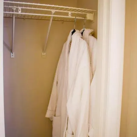 Deluxe 1bd Apt With Balcony *