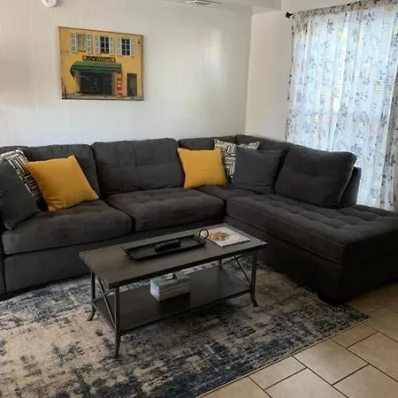 4, Sleep 5, Walk To Attractions In Uptown Apartment *