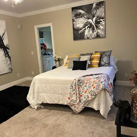 King Bed*home Theater*pool Table * Charlotte
