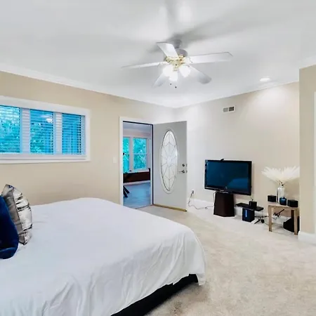 King Bed*home Theater*pool Table Villa Charlotte
