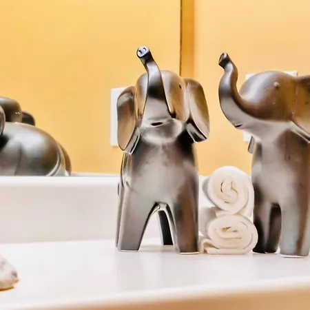 King Bed*home Theater*pool Table * Charlotte