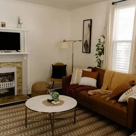Designer King Walk To Food & Art District Holiday home *