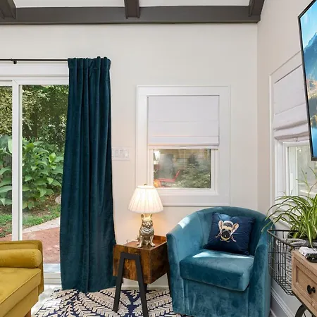 The Cozy Yellow In Dilworth Guest house