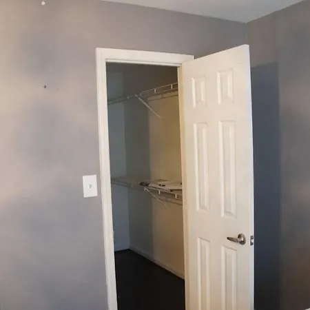 Cozy 1 Bedroom Apartment *