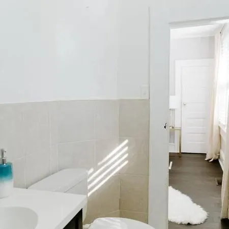 Designer King Walk To Food & Art District Holiday home