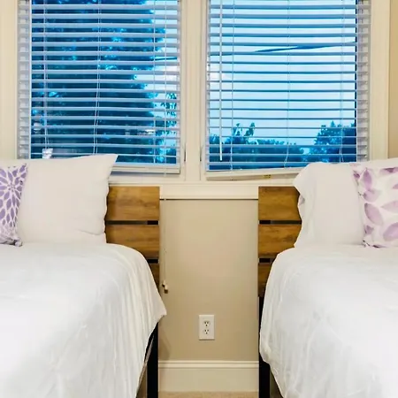 King Bed*home Theater*pool Table Villa *