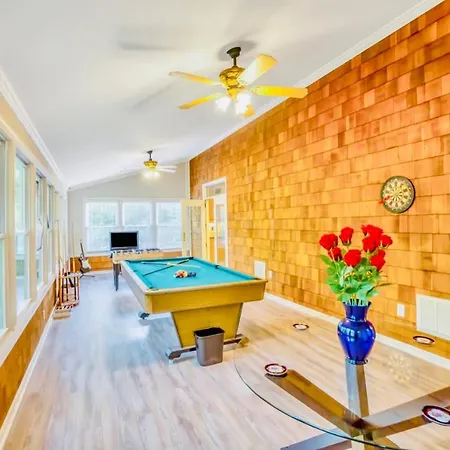 King Bed*home Theater*pool Table * Charlotte