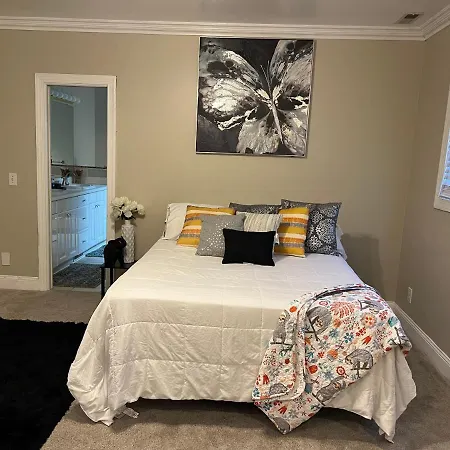King Bed*home Theater*pool Table * Charlotte