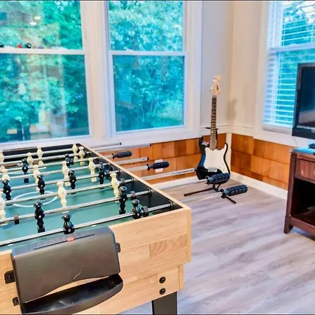 King Bed*home Theater*pool Table * Charlotte