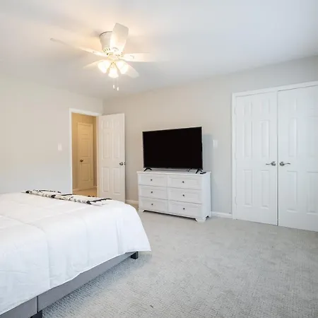 Modern Stunning Southpark/cotswold Home! Holiday home Charlotte