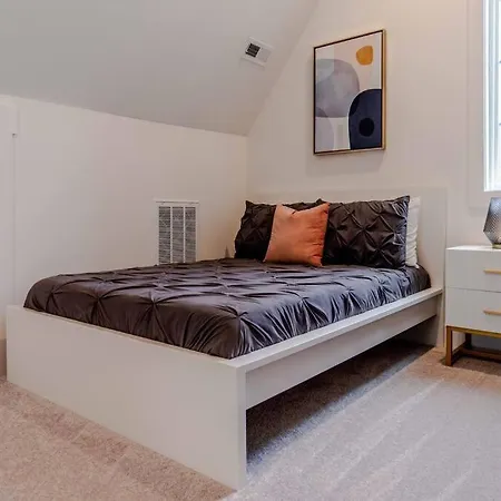 Gorgeous 3 Level Near Noda & Plaza Midwood Holiday home