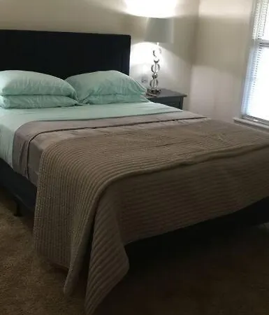 Apartment 6, Sleep 3, Walk To Attractions In Uptown *