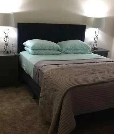Apartment 6, Sleep 3, Walk To Attractions In Uptown