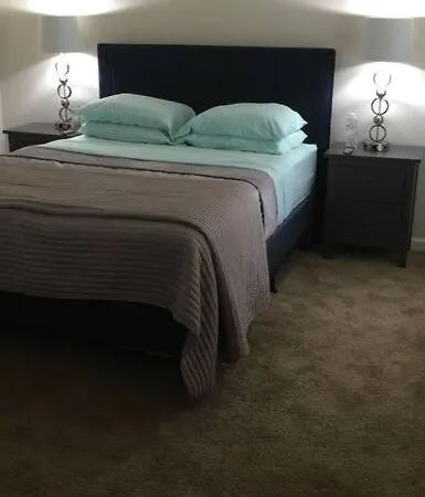 6, Sleep 3, Walk To Attractions In Uptown Apartment