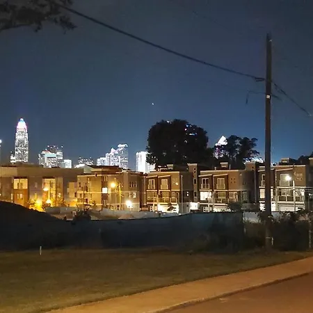 6, Sleep 3, Walk To Attractions In Uptown *