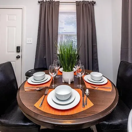 Trendy Escape ◉ California King Bed Awaits! Apartment Charlotte