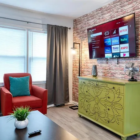 Apartment Trendy Escape ◉ California King Bed Awaits! Charlotte