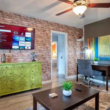 Apartment Trendy Escape ◉ California King Bed Awaits! Charlotte
