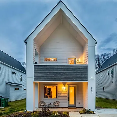 Modern 4 Bedroom House Next To Park! * Charlotte